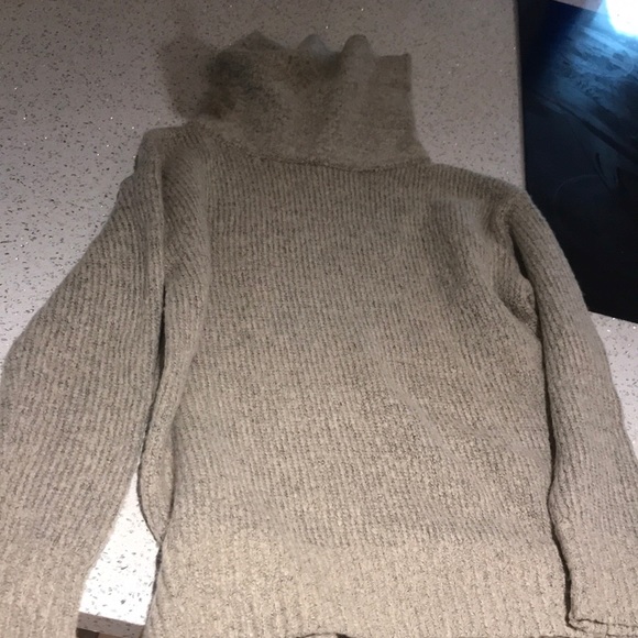 B.B Dakota sweater! - Picture 1 of 6